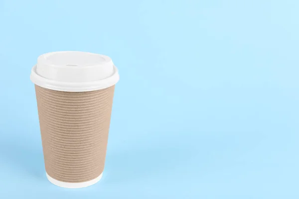 Papierbecher Mit Plastikdeckel Auf Hellblauem Hintergrund Platz Für Text Coffee — Stockfoto