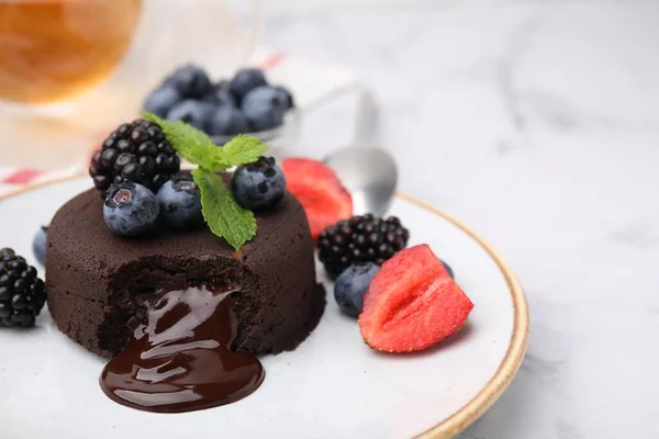 Plate Delicious Chocolate Fondant Berries Mint White Marble Table Closeup — Stock Photo, Image