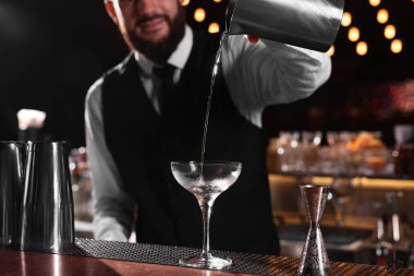 Barmen tezgahta taze Martini kokteyli hazırlıyor.
