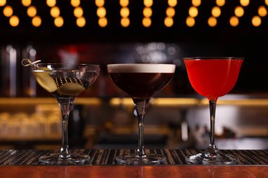 Barda farklı martini kokteylleri.