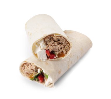Lezzetli tortilla paketleri ve beyaz üzerine izole edilmiş ton balığı.