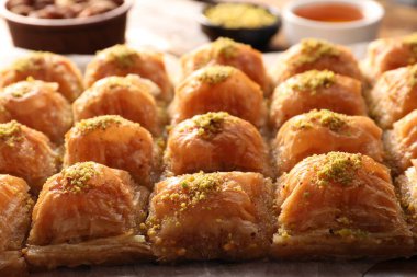 Fıstıklı enfes bir baklava, yakın plan.