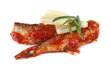 Beyaz üzerine domates soslu, limonlu ve biberiyeli sprat konservesi.
