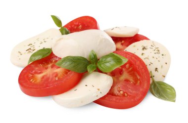 Domatesli lezzetli Caprese salatası, mozarella peyniri, fesleğen yaprağı ve beyaz üzerine izole edilmiş otlar.