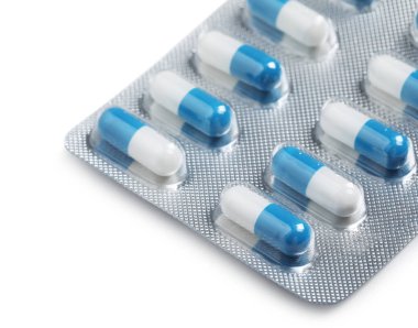 Kabarcıklardaki kapsüller beyaza izole edilmiş. Haplar.