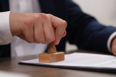 Masada belge damgalayan adam, yakın plan görünümü