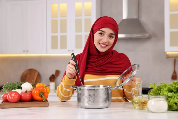 Mulher Muçulmana Fazendo Sopa Deliciosa Com Legumes Mesa Branca Cozinha — Fotografia de Stock
