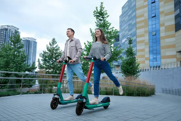 Pasangan Bahagia Mengendarai Skuter Tendang Listrik Modern Jalan Kota — Stok Foto