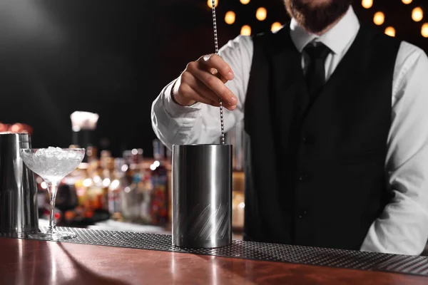 Barmen Tezgahta Taze Alkollü Kokteyl Hazırlıyor — Stok fotoğraf
