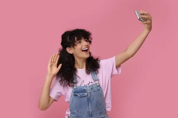 Όμορφη Νεαρή Γυναίκα Που Παίρνει Selfie Ροζ Φόντο — Φωτογραφία Αρχείου