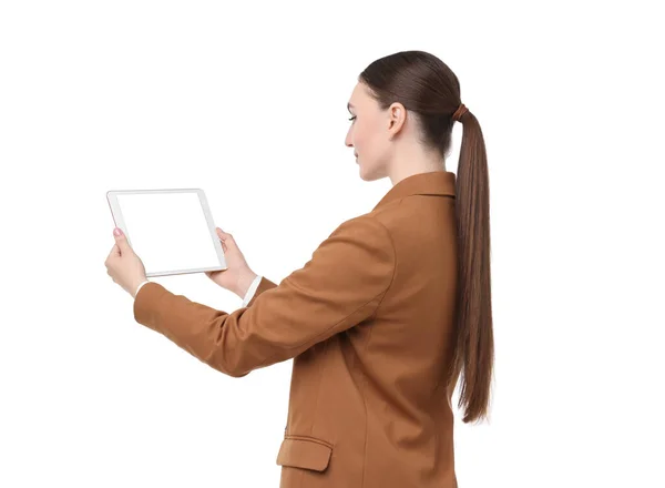 妇女拿着空白屏幕在白色背景的片剂 设计样机 — 图库照片