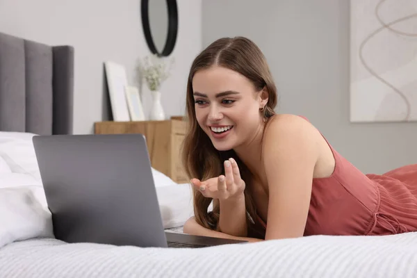 Happy Woman Posiadające Wideo Czat Przez Laptop Łóżku Sypialni — Zdjęcie stockowe