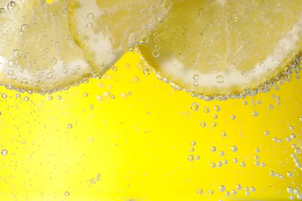 Fatias Limão Suculentas Água Com Gás Contra Fundo Amarelo Close — Fotografia de Stock