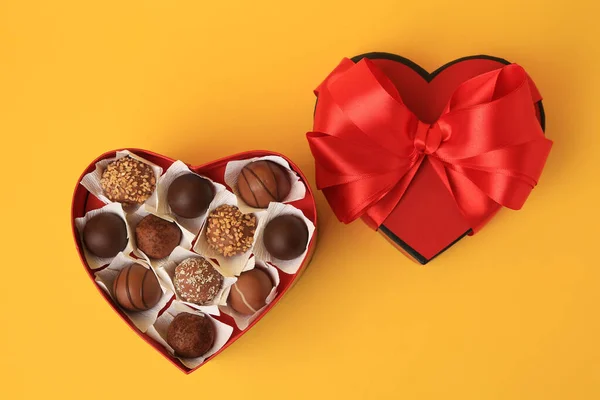 心形盒子 黄色底色 有美味的巧克力糖果 — 图库照片