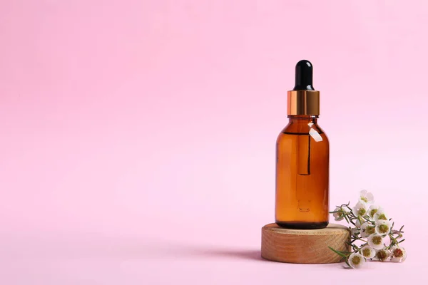 Flaska Med Kosmetisk Olja Och Blommor Rosa Bakgrund Plats För — Stockfoto