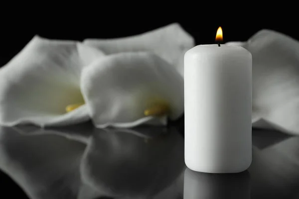 Płonąca Świeca Białe Kwiaty Calla Lilia Czarnej Powierzchni Lustra Ciemności — Zdjęcie stockowe