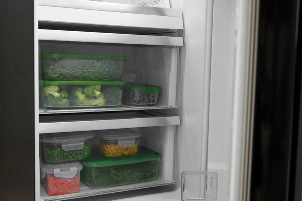 Kunststoff Und Glasbehälter Mit Verschiedenen Frischen Produkten Kühlschrank Lebensmittelaufbewahrung — Stockfoto