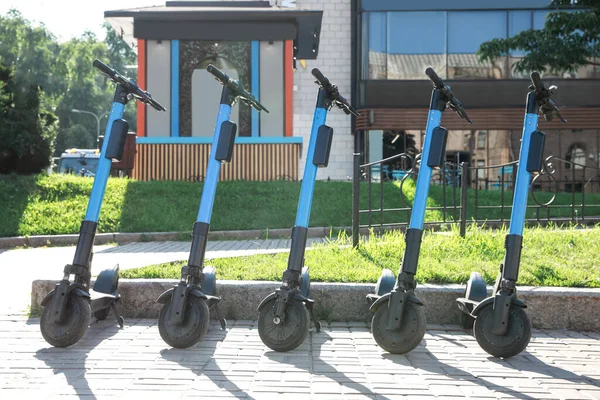 近代的な電動スクーターの多くは市街地に駐車した レンタルサービス — ストック写真