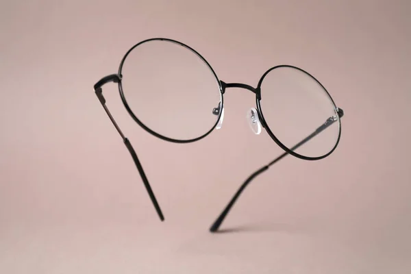 Snygga Par Glasögon Med Svart Ram Blek Brun Bakgrund — Stockfoto