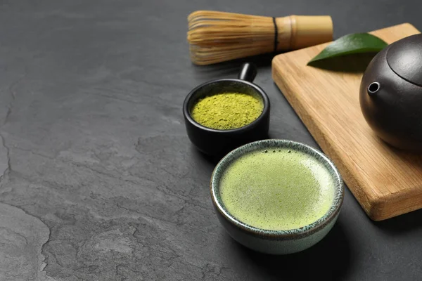 Tasse Frischen Matcha Tee Bambusbesen Teekanne Und Grünem Pulver Auf — Stockfoto