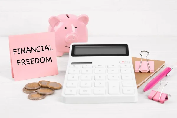Nota Com Palavras Financial Freedom Calculadora Moedas Mealheiro Artigos Papelaria — Fotografia de Stock