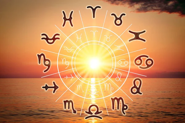 Zodiac Hjul Och Vacker Himmel Över Havet Vid Solnedgången — Stockfoto