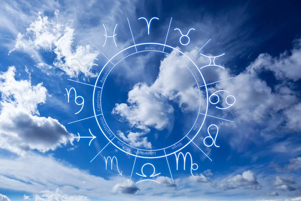 Koło Zodiaku Piękny Widok Błękitne Niebo Chmurami — Zdjęcie stockowe