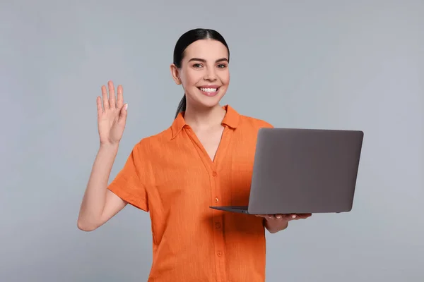 Ευτυχισμένη Γυναίκα Φορητό Υπολογιστή Χαιρετισμό Ανοιχτό Γκρι Φόντο — Φωτογραφία Αρχείου