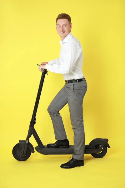 Šťastný Muž Moderní Elektrický Kop Skútr Žlutém Pozadí — Stock fotografie