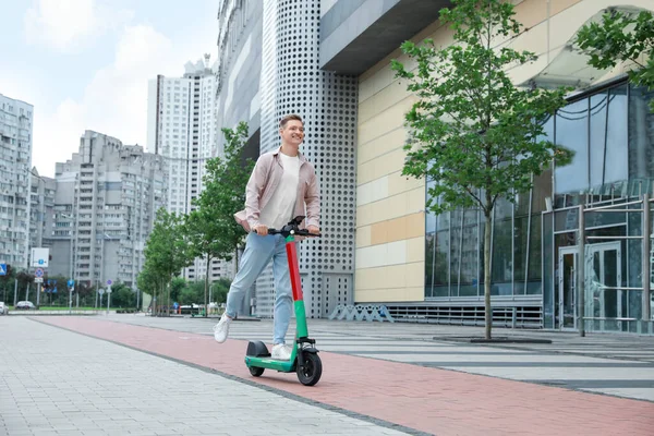 Hombre Feliz Montando Scooter Eléctrico Moderno Calle Ciudad Espacio Para — Foto de Stock