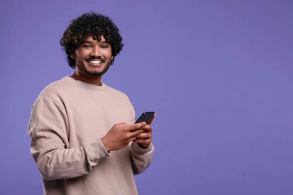Hombre Sonriente Guapo Usando Teléfono Inteligente Sobre Fondo Violeta Espacio — Foto de Stock