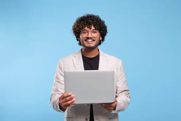 Hombre Sonriente Con Portátil Sobre Fondo Azul Claro — Foto de Stock