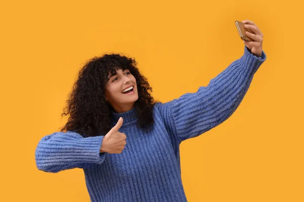 Όμορφη Νεαρή Γυναίκα Λήψη Selfie Smartphone Πορτοκαλί Φόντο — Φωτογραφία Αρχείου