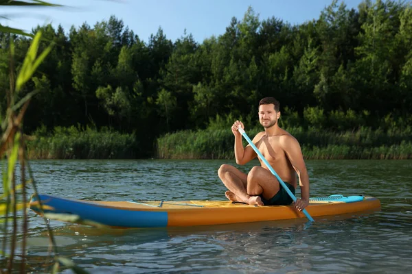 Άνθρωπος Κουπί Επιβίβασης Sup Σκάφους Στο Ποτάμι — Φωτογραφία Αρχείου