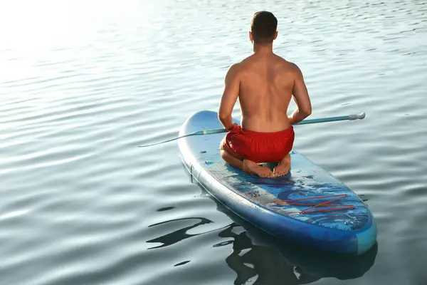 Man Paddle Embarque Sup Bordo Rio Pôr Sol Vista Traseira — Fotografia de Stock