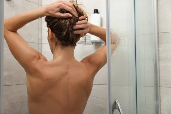 Femme Qui Lave Les Cheveux Dans Cabine Douche Vue Arrière — Photo
