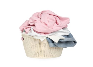 Çamaşır sepetinin beyaza izole edilmiş temiz renkli giysileri var.