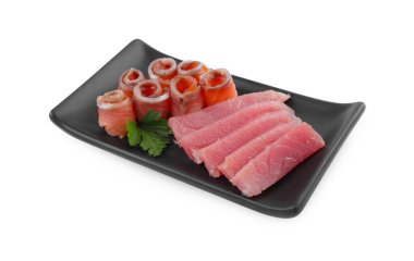 Lezzetli sashimi (taze çiğ ton balığı ve somon dilimleri) maydanozlu beyaz üzerine izole edilmiş.