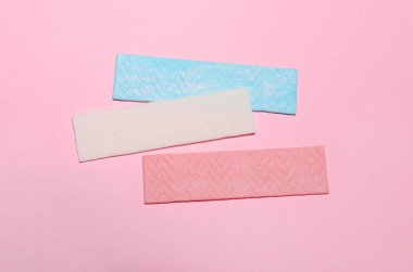 Pembe arka planda lezzetli sakız çubukları, düz uzanış