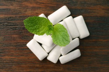 Lezzetli beyaz sakız ve nane yaprakları ahşap masa, üst manzara