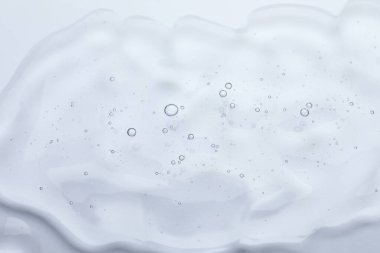 Beyaz arka planda kozmetik yağı örneği, yakın plan