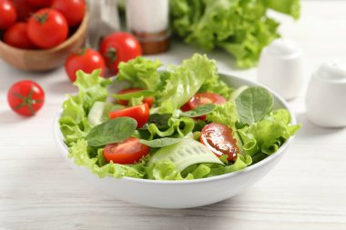 Beyaz ahşap masada nefis sebze salatası, yakın plan.