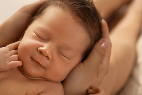 Mulher Segurando Seu Bebê Recém Nascido Adormecido Close — Fotografia de Stock