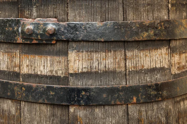 バックグラウンドとして伝統的な木製の樽を閉じます ワイン造り — ストック写真