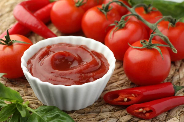 Tál Ízletes Ketchup Összetevők Fonott Szőnyeg Közelkép — Stock Fotó