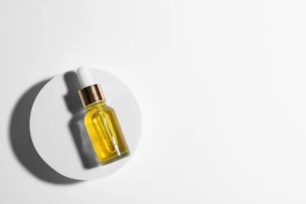 Fles Cosmetische Olie Witte Achtergrond Bovenaanzicht Ruimte Voor Tekst — Stockfoto