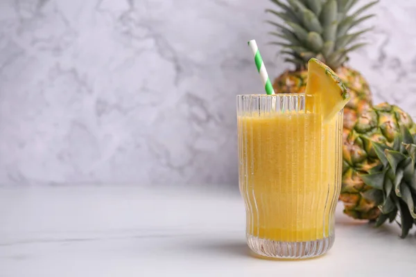 Lekkere Ananas Smoothie Vers Fruit Witte Tafel Ruimte Voor Tekst — Stockfoto