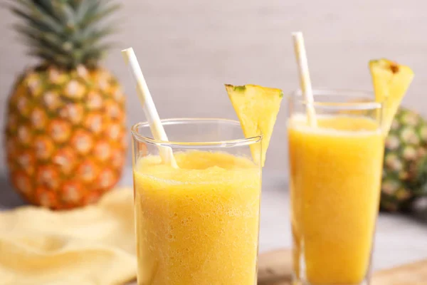 Chutný Ananasový Koktejl Čerstvé Ovoce Stole Detailní Záběr — Stock fotografie