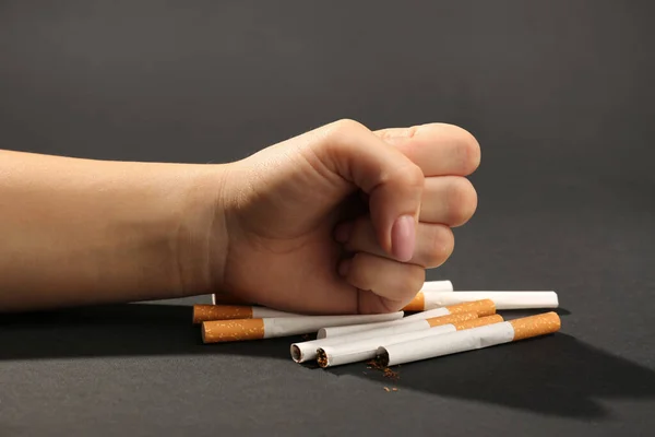 Frau Zerschmettert Zigaretten Auf Grauem Hintergrund Nahaufnahme Kein Rauchverbot Konzept — Stockfoto