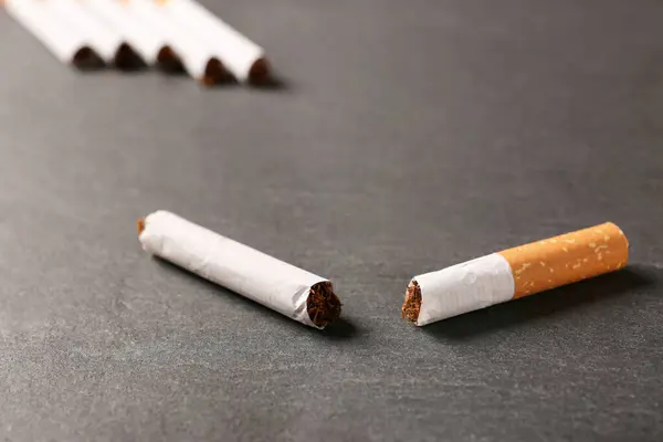Kaputte Zigarette Auf Schwarzem Tisch Nahaufnahme Kein Rauchverbot Konzept — Stockfoto